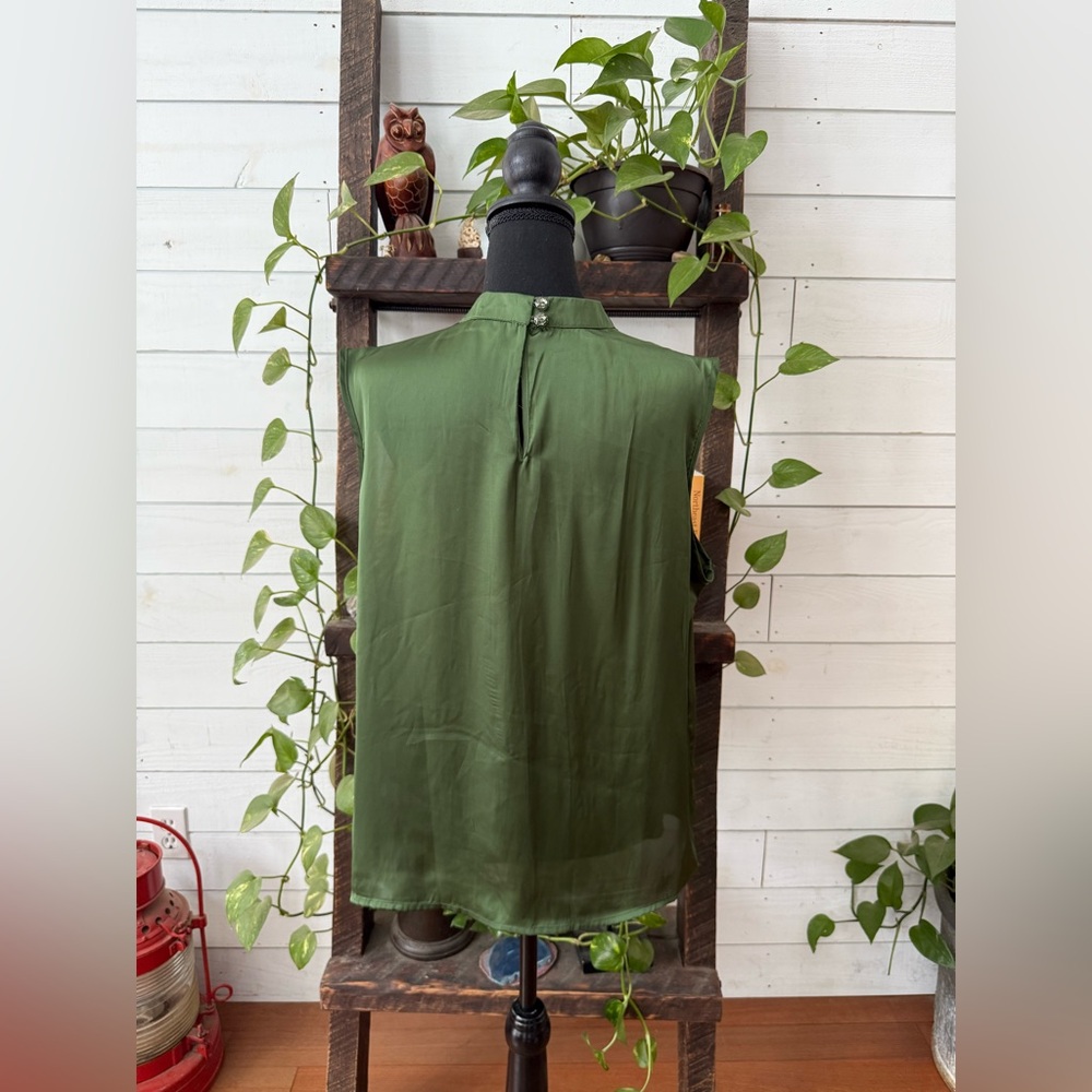Elementz Lush Olive Green Pleated Blouse with Keyhole Backing - Picture 6 of 16